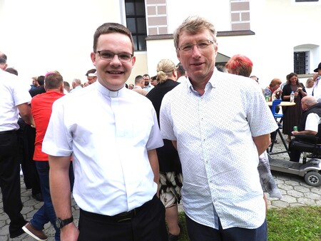 Župnik Martin Leban v pogovoru s prof. Damijanom Močnikom po končanem bogoslužju